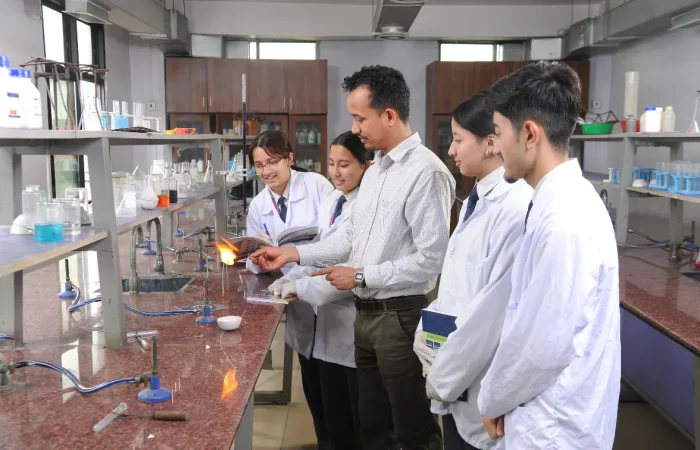 picture of students in the chemistry lab at RIA +2
