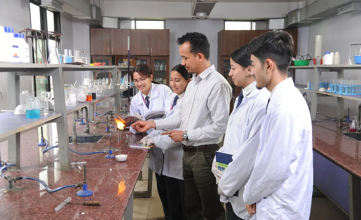 picture of students in the chemistry lab at RIA +2